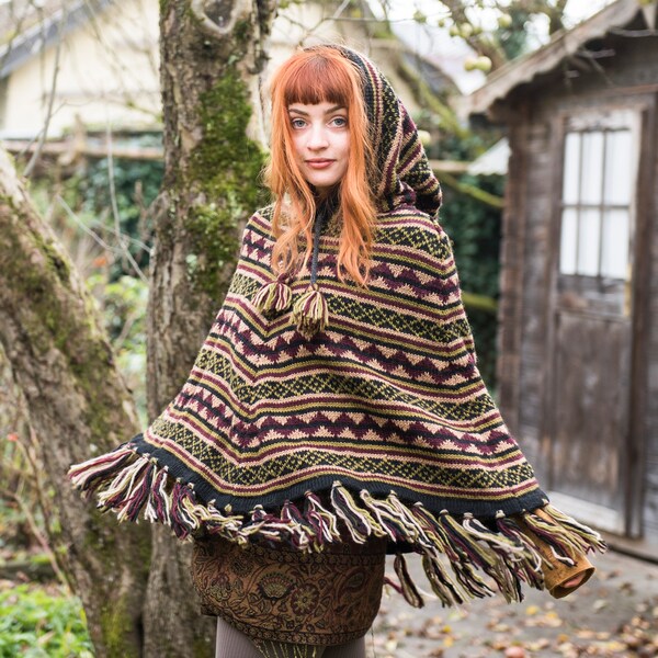 Poncho con gorro en punta y estampado Fair Isle confeccionado en lana de oveja con capucha forrada