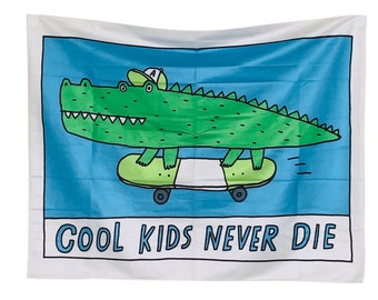 Cool Kids Never Die Tapisserie Tenture murale Skater Decor Skates Funny Home Dortoir Garçon Fille Décoration Esthétique Crocodile Bannière Drapeau Cadeau Meme