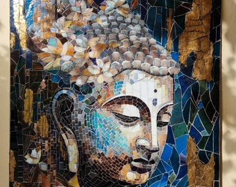 Puede incluir: Una obra de arte en mosaico que representa una serena cabeza de Buda. El mosaico está compuesto por azulejos de varios colores, incluyendo azules, marrones y dorados. La cabeza de Buda está adornada con flores, y el fondo presenta una mezcla de colores oscuros y claros.