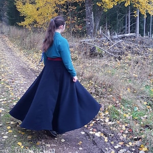 Riding skirt dark blue wool, wrap skirt night blue, horse and rider autumn, riding in winter, long skirt photo shoot, Toraxacum