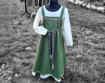 Peut inclure: Une robe en lin vert avec un corsage blanc et une ceinture marron. La robe a un design simple et classique et est parfaite pour une variété d'occasions.