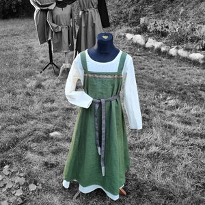 Robe tablier pour filles vikings vert olive, surrobe médiévale, tablier Wiki enfant, LARP, SCA, Toraxacum image 1