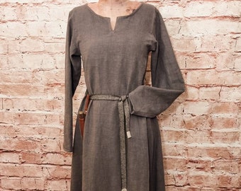 Viking linnen jurk, bruin, gebruikte look, middeleeuwse onderjurk, linnen jurk, stonewashed, re-enactment, cosplay, LARP, SCA, Toraxacum