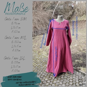 Op de afbeelding: Een rode linnen jurk met lange mouwen en een V-hals. De jurk wordt getoond op een mannequin en heeft maatvoeringen in centimeters voor de maten S/M, M/L en L/XL. De maten omvatten de borstomvang, de lengte en de mouwlengte.