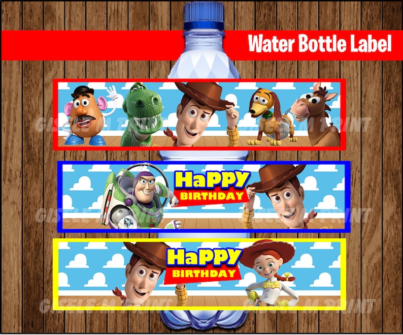 Puede incluir: Tres etiquetas imprimibles para botellas de agua con personajes de la franquicia de pel&iacute;culas Toy Story. Las etiquetas son azules, amarillas y rojas con nubes blancas y el texto "Feliz cumplea&ntilde;os". Las etiquetas representan a Woody, Buzz Lightyear, Jessie, Rex, Slinky Dog y el Sr. Potato Head.