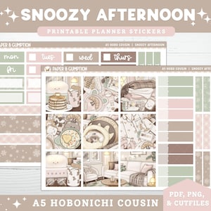 Może przedstawiać: Drukowane naklejki do planera z motywem Snoozy Afternoon. Projekt charakteryzuje się miękką paletą kolorów z obrazami naleśników, kota w łóżku i przytulnych scen domowych. Zawiera układy tygodniowe i elementy dekoracyjne dla planistów A5 Hobonichi Cousin.