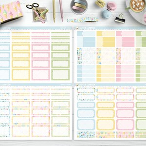 Op de afbeelding: Een set bedrukbare planner stickers met bloemen- en pastelontwerpen. De stickers hebben verschillende vormen en maten van vakjes met bloemmotieven. De stickers zijn perfect om planners, dagboeken en andere papieren producten te organiseren en te versieren.