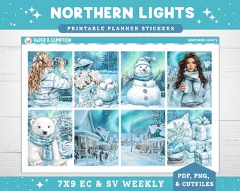 Op de afbeelding: Printbare plannerstickers met een winterthema, met illustraties van het noorderlicht, een sneeuwpop, een ijsbeer en winterse scènes. De stickers zijn gelabeld met "Northern Lights" en "7X9 EC & SV WEEKLY". Inclusief PDF, PNG en snijbestanden.