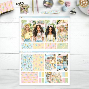Op de afbeelding: Een set van 12 planner stickers met vier vrouwen met ijsjes, bloemenpatronen en een scooter. De stickers zijn op een witte achtergrond met blauwe en roze accenten.