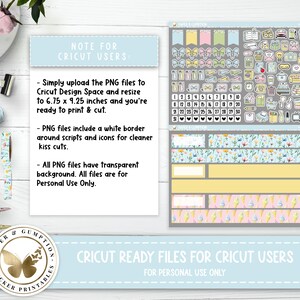 Op de afbeelding: Een set digitale planner stickers voor Cricut-gebruikers. De stickers bevatten verschillende ontwerpen, waaronder bloemen, ijshoorntjes en een kalender. De tekst "CRICUT READY FILES FOR CRICUT USERS" wordt weergegeven in een blauwe banner onderaan de afbeelding. De tekst "FOR PERSONAL USE ONLY" wordt weergegeven in een kleinere banner onder de hoofdbanner.
