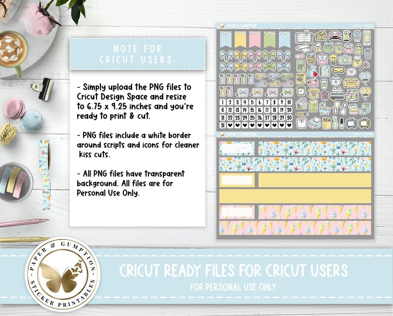 Op de afbeelding: Een set digitale planner stickers voor Cricut-gebruikers. De stickers bevatten verschillende ontwerpen, waaronder bloemen, ijshoorntjes en een kalender. De tekst "CRICUT READY FILES FOR CRICUT USERS" wordt weergegeven in een blauwe banner onderaan de afbeelding. De tekst "FOR PERSONAL USE ONLY" wordt weergegeven in een kleinere banner onder de hoofdbanner.