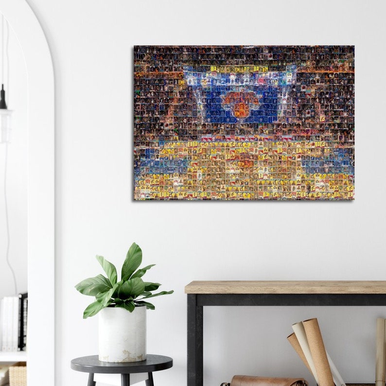 Puede incluir: Una obra de arte en mosaico hecha de cientos de peque&ntilde;as im&aacute;genes, principalmente de jugadores de baloncesto, formando una imagen m&aacute;s grande de un aro de baloncesto y una red. El mosaico est&aacute; en un marco rectangular y tiene un esquema de color amarillo, azul y naranja.