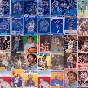 Puede incluir: Un collage de tarjetas de intercambio con varios jugadores de baloncesto de los New York Knicks. Las tarjetas est&aacute;n dispuestas en una cuadr&iacute;cula y presentan diferentes jugadores de diferentes &eacute;pocas. Las tarjetas est&aacute;n todas en perfecto estado y son una gran adici&oacute;n a cualquier colecci&oacute;n de recuerdos deportivos.