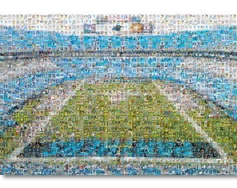 Könnte beinhalten: Ein Mosaikbild eines Stadions, zusammengesetzt aus zahlreichen kleinen Fotos. Das Spielfeld ist grün, umgeben von blauen Sitzplätzen und blauem Himmel. Der Gesamteffekt ist eine detaillierte, farbenfrohe Darstellung eines Sportortes.