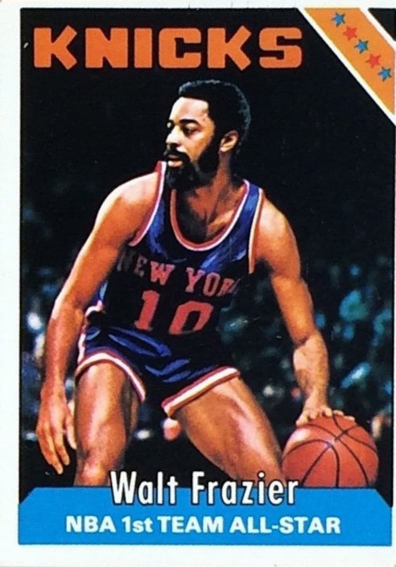 Puede incluir: Una tarjeta de colecci&oacute;n de baloncesto vintage con Walt Frazier, un jugador de los New York Knicks. La tarjeta tiene un fondo azul con el texto "Knicks" en naranja en la parte superior y "Walt Frazier" en blanco en la parte inferior. La tarjeta tambi&eacute;n incluye el texto "NBA 1st TEAM ALL-STAR" en blanco.
