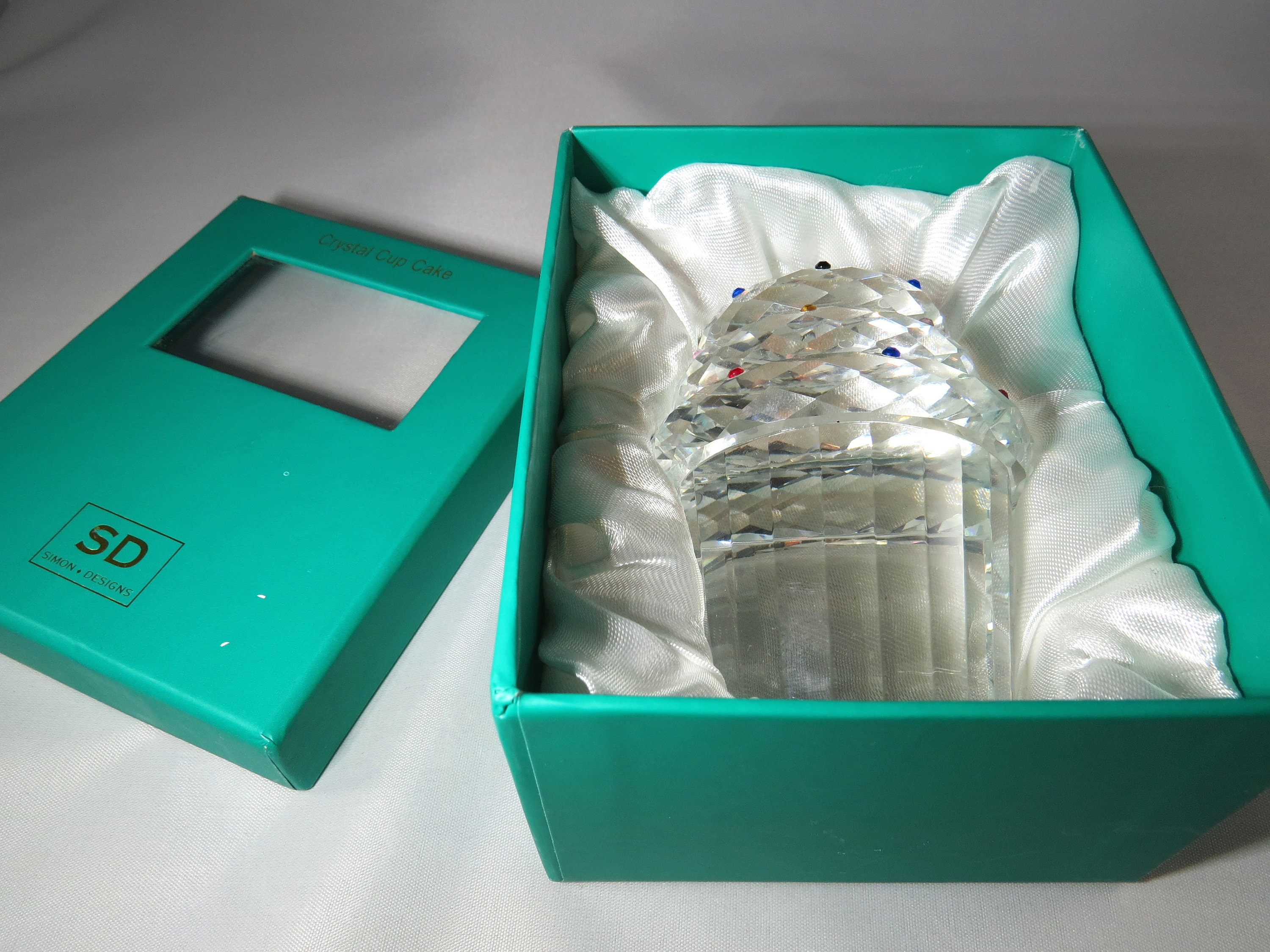 Simon Design Crystal Cupcake paperweight