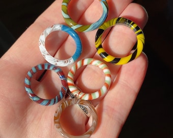 Anillos de vidrio mezclados y variados