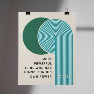 Puede incluir: Un p&oacute;ster de arte minimalista con un c&iacute;rculo verde y un dise&ntilde;o de arco turquesa con l&iacute;neas conc&eacute;ntricas. El p&oacute;ster incluye la cita "MOST POWERFUL IS HE WHO HAS HIMSELF IN HIS OWN POWER" de S&eacute;neca, en una fuente moderna.