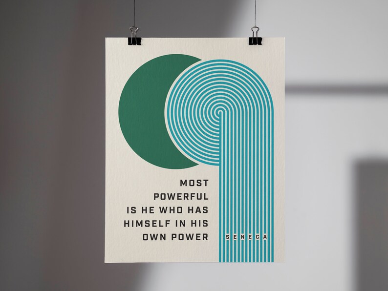 Puede incluir: Un p&oacute;ster de arte minimalista con un c&iacute;rculo verde y un dise&ntilde;o de arco turquesa con l&iacute;neas conc&eacute;ntricas. El p&oacute;ster incluye la cita "MOST POWERFUL IS HE WHO HAS HIMSELF IN HIS OWN POWER" de S&eacute;neca, en una fuente moderna.