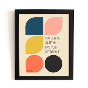Może przedstawiać: Motywacyjny cytat "You become what you give your attention to." jest wyświetlany na beżowym tle z geometrycznym wzorem czterech kształt&oacute;w w kolorze niebieskim, r&oacute;żowym, ż&oacute;łtym i pomarańczowym. Cytat jest w czarnym kolorze.