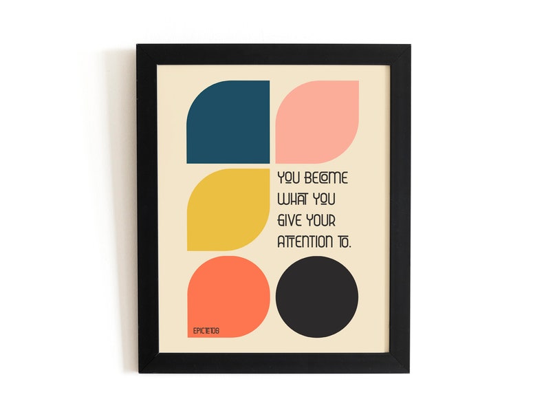 Może przedstawiać: Motywacyjny cytat "You become what you give your attention to." jest wyświetlany na beżowym tle z geometrycznym wzorem czterech kształt&oacute;w w kolorze niebieskim, r&oacute;żowym, ż&oacute;łtym i pomarańczowym. Cytat jest w czarnym kolorze.