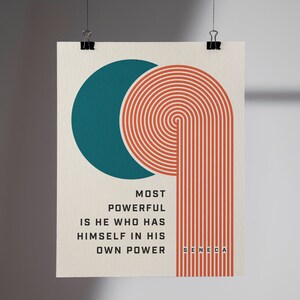 Puede incluir: Un p&oacute;ster minimalista con un c&iacute;rculo verde azulado y arcos conc&eacute;ntricos naranjas. La impresi&oacute;n incluye la cita "MOST POWERFUL IS HE WHO HAS HIMSELF IN HIS OWN POWER" de S&eacute;neca, en texto negro.