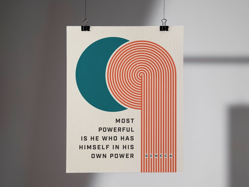 Puede incluir: Un p&oacute;ster minimalista con un c&iacute;rculo verde azulado y arcos conc&eacute;ntricos naranjas. La impresi&oacute;n incluye la cita "MOST POWERFUL IS HE WHO HAS HIMSELF IN HIS OWN POWER" de S&eacute;neca, en texto negro.