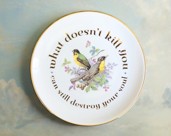 Ce qui ne vous tue pas - assiette décorative vintage fleurie oiseaux recyclée