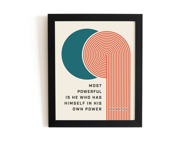 Puede incluir: L&aacute;mina art&iacute;stica enmarcada con borde negro. La obra presenta un c&iacute;rculo turquesa superpuesto a una serie de arcos conc&eacute;ntricos y l&iacute;neas verticales de color naranja. El texto dice "MOST POWERFUL IS HE WHO HAS HIMSELF IN HIS OWN POWER" y "SENECA".