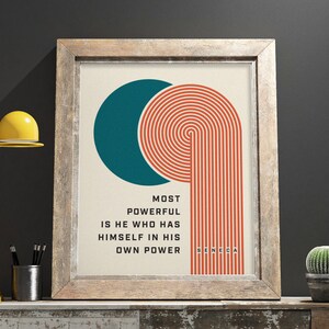 Puede incluir: Impresi&oacute;n art&iacute;stica enmarcada con un fondo beige claro, con un c&iacute;rculo turquesa y l&iacute;neas arqueadas naranjas. La impresi&oacute;n incluye la cita "MOST POWERFUL IS HE WHO HAS HIMSELF IN HIS OWN POWER" de S&eacute;neca, en un marco de madera.