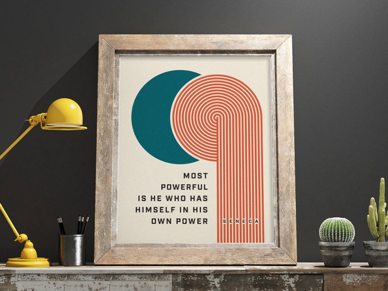 Puede incluir: Impresi&oacute;n art&iacute;stica enmarcada con un fondo beige claro, con un c&iacute;rculo turquesa y l&iacute;neas arqueadas naranjas. La impresi&oacute;n incluye la cita "MOST POWERFUL IS HE WHO HAS HIMSELF IN HIS OWN POWER" de S&eacute;neca, en un marco de madera.