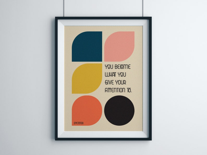 Może przedstawiać: Motivacyjny plakat z cytatem o geometrycznym wzorze, przedstawiającym cztery kolorowe kształty: turkusowy, brzoskwiniowy, ż&oacute;łty i pomarańczowy. Cytat brzmi: "Stajesz się tym, na czym skupiasz swoją uwagę."