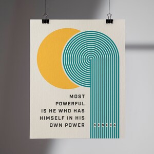 Puede incluir: Un p&oacute;ster con un dise&ntilde;o minimalista que presenta un c&iacute;rculo amarillo y un arco turquesa con l&iacute;neas conc&eacute;ntricas. El p&oacute;ster incluye la cita "EL M&Aacute;S PODEROSO ES EL QUE SE TIENE A S&Iacute; MISMO EN SU PROPIO PODER" y el nombre "S&Eacute;NECA".