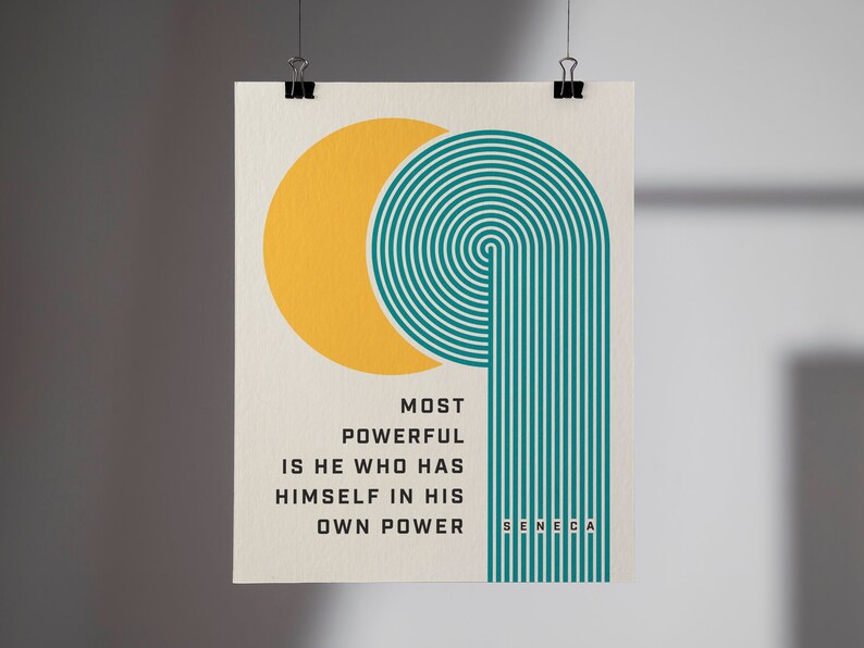 Puede incluir: Un p&oacute;ster con un dise&ntilde;o minimalista que presenta un c&iacute;rculo amarillo y un arco turquesa con l&iacute;neas conc&eacute;ntricas. El p&oacute;ster incluye la cita "EL M&Aacute;S PODEROSO ES EL QUE SE TIENE A S&Iacute; MISMO EN SU PROPIO PODER" y el nombre "S&Eacute;NECA".