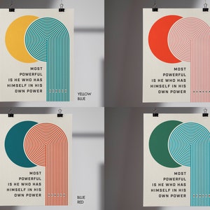 Puede incluir: Cuatro carteles con un dise&ntilde;o minimalista, cada uno con un c&iacute;rculo y una forma arqueada a rayas. Los carteles muestran la cita "EL M&Aacute;S PODEROSO ES EL QUE SE TIENE A S&Iacute; MISMO EN SU PROPIO PODER" con el nombre "S&Eacute;NECA". Los esquemas de color son amarillo/azul, rojo/rosa, azul/rojo y verde/azul.