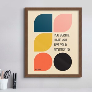 Może przedstawiać: Motywacyjny cytat "You become what you give your attention to." jest wyświetlany na beżowym tle z abstrakcyjnymi kształtami geometrycznymi w kolorze turkusowym, r&oacute;żowym, ż&oacute;łtym i pomarańczowym. Cytat jest w czarnej czcionce bezszeryfowej. Słowo "EPICEDS" znajduje się w lewym dolnym rogu.