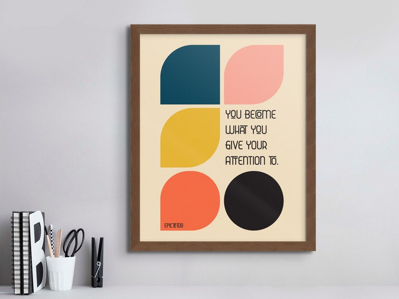Może przedstawiać: Motywacyjny cytat "You become what you give your attention to." jest wyświetlany na beżowym tle z abstrakcyjnymi kształtami geometrycznymi w kolorze turkusowym, r&oacute;żowym, ż&oacute;łtym i pomarańczowym. Cytat jest w czarnej czcionce bezszeryfowej. Słowo "EPICEDS" znajduje się w lewym dolnym rogu.
