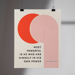 Puede incluir: Un p&oacute;ster minimalista con un c&iacute;rculo rojo y un dise&ntilde;o arqueado rosa con l&iacute;neas verticales. El p&oacute;ster incluye la cita "MOST POWERFUL IS HE WHO HAS HIMSELF IN HIS OWN POWER" de S&eacute;neca, en texto negro.