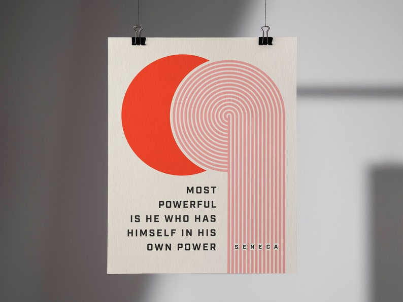 Puede incluir: Un p&oacute;ster minimalista con un c&iacute;rculo rojo y un dise&ntilde;o arqueado rosa con l&iacute;neas verticales. El p&oacute;ster incluye la cita "MOST POWERFUL IS HE WHO HAS HIMSELF IN HIS OWN POWER" de S&eacute;neca, en texto negro.