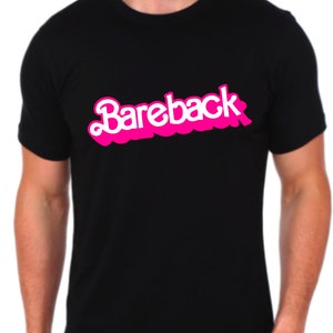 Puede incluir: Una camiseta negra con un gráfico rosa y blanco que dice "Bareback".