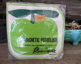 Magnetic apple pattern potholder by Rodriquez Australia new old stock