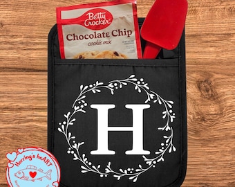 Monogrammed Pot Holders/ House Warming Gifts/ Pot Holder Sets/ Gifts Sets/ Oven Mits/ Christmas Gifts/ House Decor/ Herring's Heart