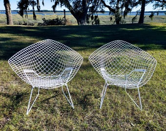Mid Century Harry Bertoia for Knoll Diamond Chairs, Pair of Knoll Bertoia Diamond Chairs in Great Condition sandblasted powder coated