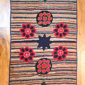 Alfombra antigua o rectangular de 55&quot; x 33&quot; con diseño primitivo, hecha a mano con arte popular americano