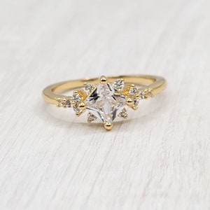 Anillo minimalista de oro con circonita cúbica, anillo de compromiso, anillo dorado delicado, anillo de circonita cúbica, anillo dorado delicado, regalo de cumpleaños para ella