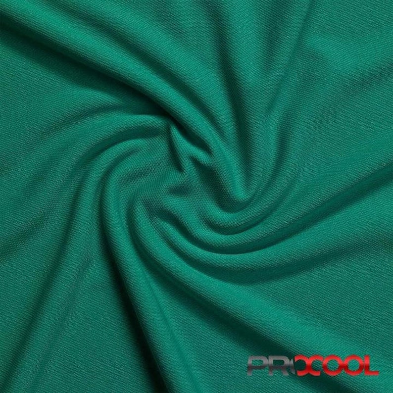 Pu&ograve; includere: Primo piano di un tessuto verde brillante con una superficie testurizzata. Il tessuto &egrave; piegato e drappeggiato, mostrando la sua natura morbida e flessibile.