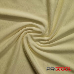 Pu&ograve; includere: Primo piano di un tessuto giallo pallido con una superficie testurizzata. Il tessuto &egrave; stropicciato e piegato, mostrando il suo drappeggio e la sua texture.