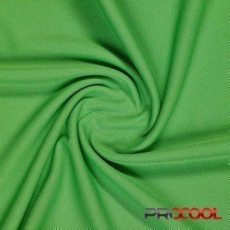Pu&ograve; includere: Primo piano di un tessuto verde brillante con una superficie testurizzata. Il tessuto &egrave; piegato e attorcigliato, creando un motivo a spirale.