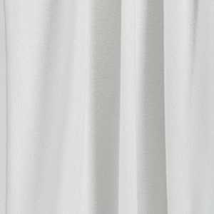 Puede incluir: Tela blanca con una textura lisa y uniforme. La tela está drapeada en pliegues suaves, creando un patrón sutil de luz y sombra.