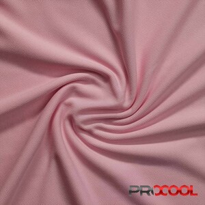 Pu&ograve; includere: Un primo piano di un tessuto rosa testurizzato. Il tessuto &egrave; morbido e ha una lucentezza sottile. &Egrave; perfetto per realizzare abbigliamento, accessori o arredamento per la casa.